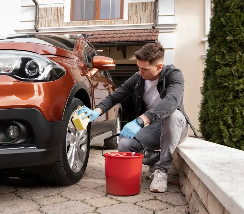 Lavage auto à domicile Favières : professionnel intervenant sur un véhicule